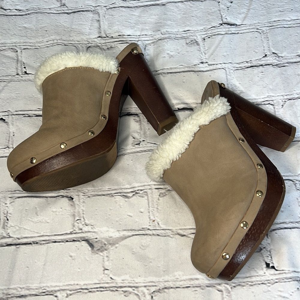 Juicy Couture beige clog boots